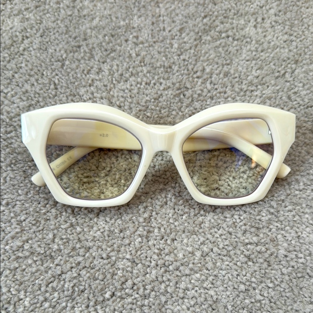 I-SEA Kendall NEW & never worn, chic creamy white cat-eye reading glasses.